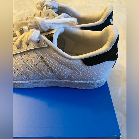 Adidas superstar youth size 5 (women size 7) - Picture 2 of 6